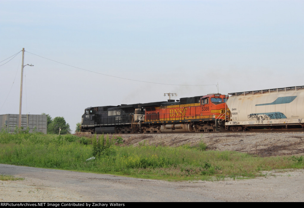 NS 9573 BNSF 5386